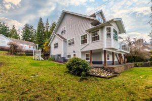 Beautifully Renovated Vancouver Island Ocean front Home